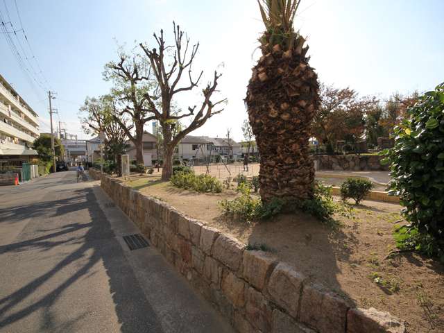 求女塚東公園。東灘区、灘区にまたがり、この辺りには古墳があり、古墳の周辺は公園として整備されています。
