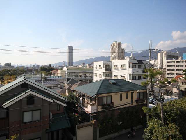 マンション、一戸建てなどが混在しています。生垣や庭木のある家が多く、緑のうるおいが感じられる街です。