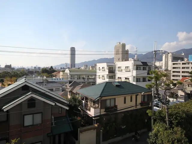 マンション、一戸建てなどが混在しています。生垣や庭木のある家が多く、緑のうるおいが感じられる街です。