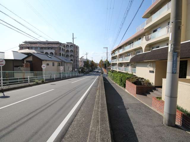 街中の通りは比較的交通量は少なめ。JR東海道本線、阪神本線、六甲ライナーの3沿線が利用できる立地です。