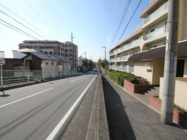 街中の通りは比較的交通量は少なめ。JR東海道本線、阪神本線、六甲ライナーの3沿線が利用できる立地です。