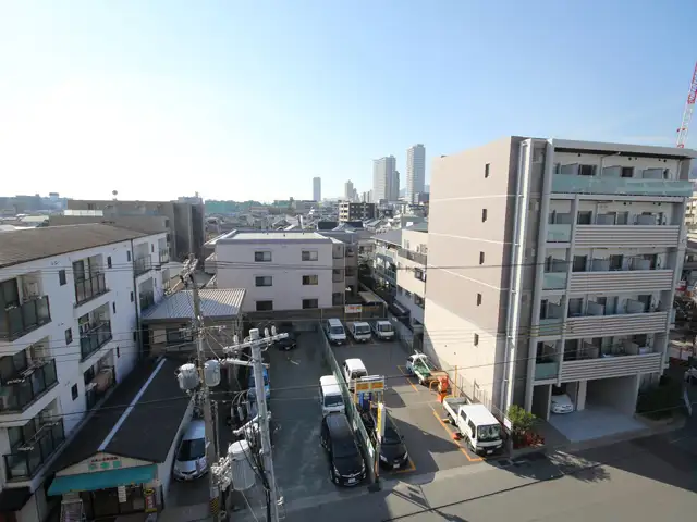 「魚崎北町6丁目」周辺。住宅の他、商店街もあり、店舗や事務所が多く立ち並ぶ街です。