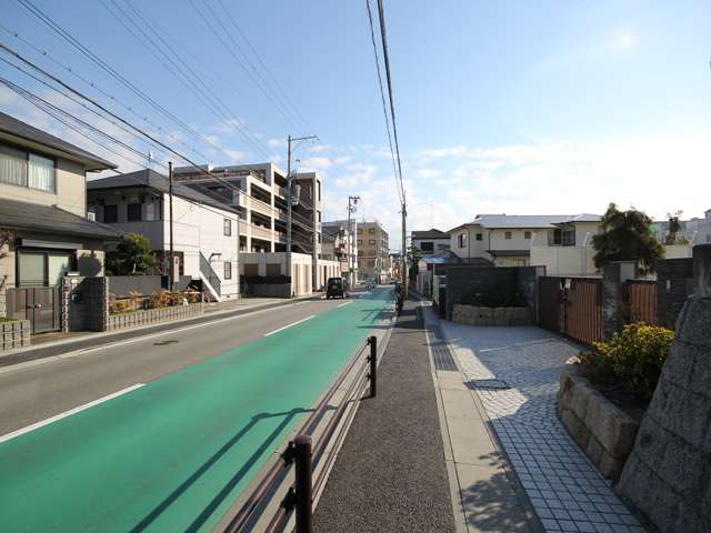 地勢はほぼ平坦。エリア内のほとんどの町が第1種中高層住居専用地域に指定されています。