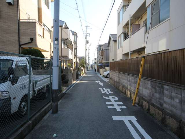 区画は整っていますが、一方通行になった幅約4mの道路が多くあります。