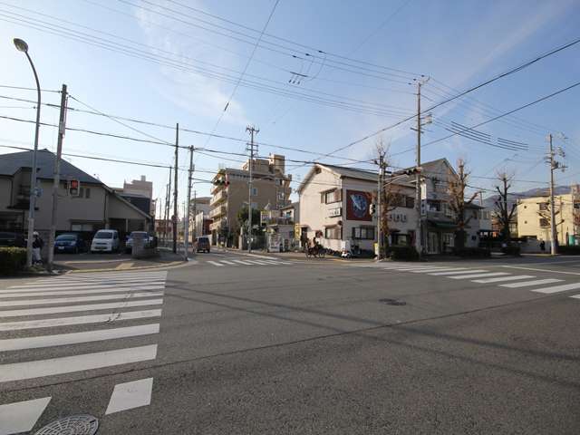 エリアを南北に走る4車線の通り『十二間道路』。人工の島「魚崎浜町」まで続いています。