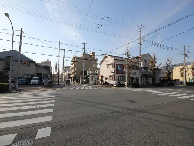 エリアを南北に走る4車線の通り『十二間道路』。人工の島「魚崎浜町」まで続いています。