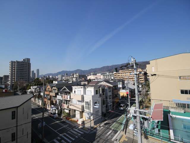 本山南町4丁目付近。一戸建て、マンションなどが混在し、区画が整っています。
