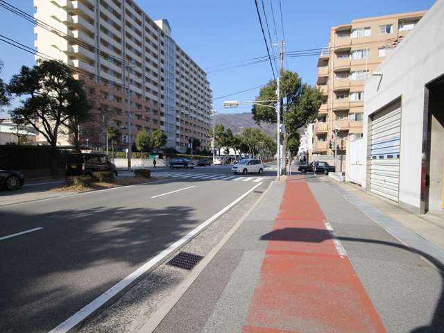 本山南町2丁目付近。主要な道路には歩道が広く取られ、歩行者にやさしい町になっています。