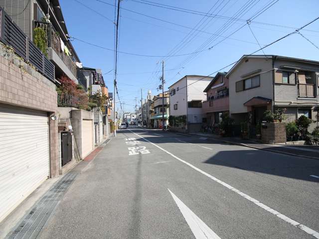 一戸建てが中心に立ち並ぶ区画。通りから中に入ると一部道幅が狭い場所もあります。