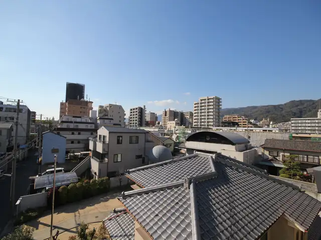 住宅の他、店舗や事務所などが混在する街です。地勢はほぼフラットです。