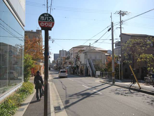 街中を神戸市バスが走っており、JR東海道本線の駅などにアクセスできます。