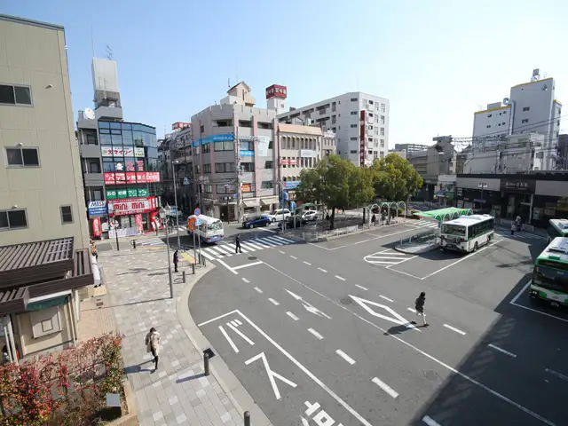 阪神「御影」駅前。北口には「御影クラッセ」、南口には、「バレンタイン広場」があります。