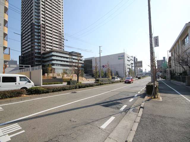 「御影クラッセ」前の通り。阪急御影駅から、海までの間を南北に走るこのエリアの主要道路です。