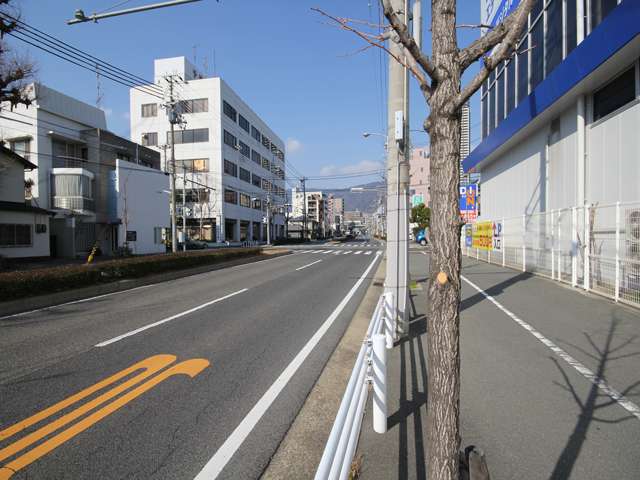 商業地域、準工業地域に指定された場所もあり、住宅の他、店舗や工場も点在しています。