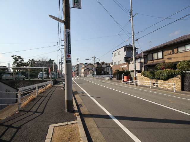 御影石町2丁目付近。近くを流れる石屋川沿いには公園が整備されています。