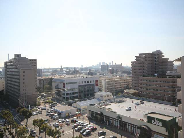 「北青木2丁目」周辺。団地やマンションなど高い建物が多く立つエリアです。