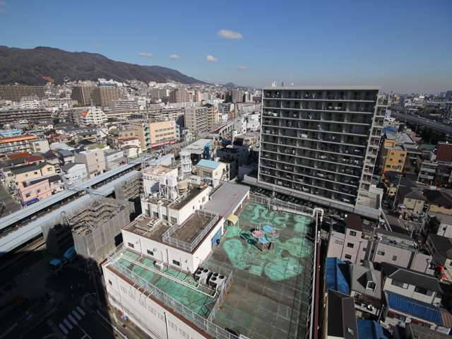 阪神「青木」駅前、「青木6丁目」周辺。店舗や事務所が多く立ち並んでいます。