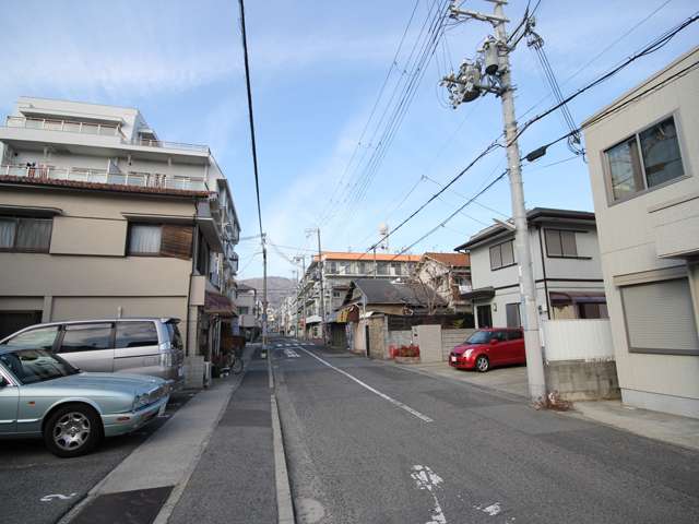 マンション、一戸建てなど混在し、地勢はほぼ平坦です。