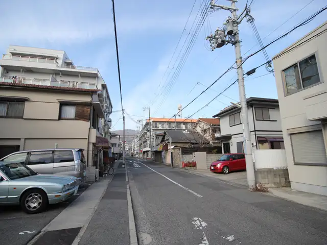 マンション、一戸建てなど混在し、地勢はほぼ平坦です。