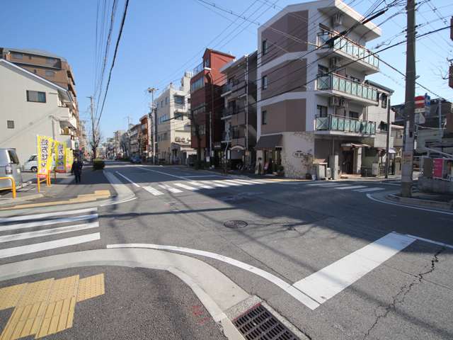 第1種住居地域に指定された場所では、住宅の他、事務所や店舗が混在しています。