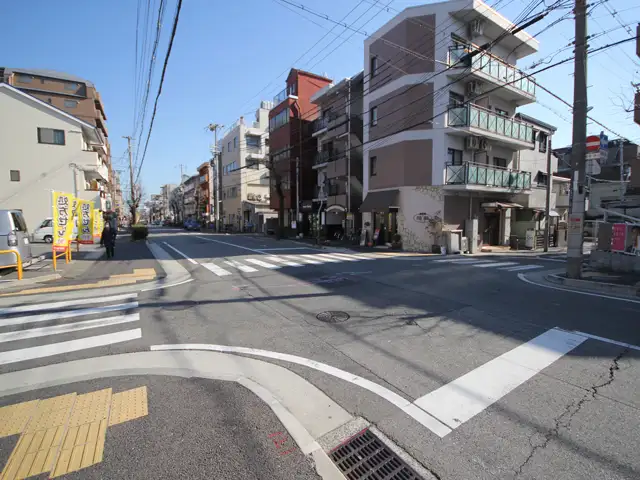 第1種住居地域に指定された場所では、住宅の他、事務所や店舗が混在しています。