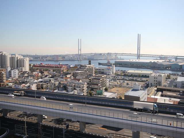 『青木2丁目』周辺。手前は阪神高速3号神戸線の高架橋。奥に見えるのが阪神高速5号湾岸線の東神戸大橋(斜張橋)です。