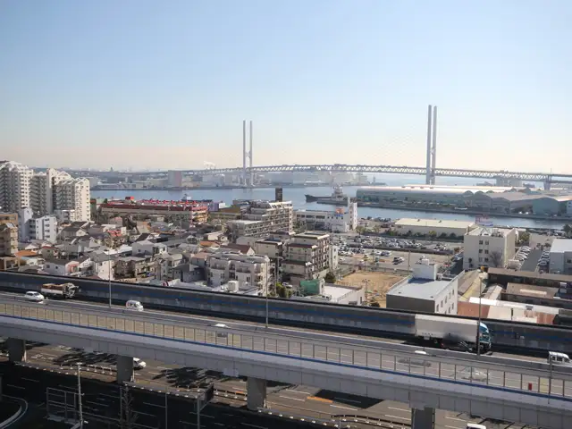 『青木2丁目』周辺。手前は阪神高速3号神戸線の高架橋。奥に見えるのが阪神高速5号湾岸線の東神戸大橋（斜張橋）です。