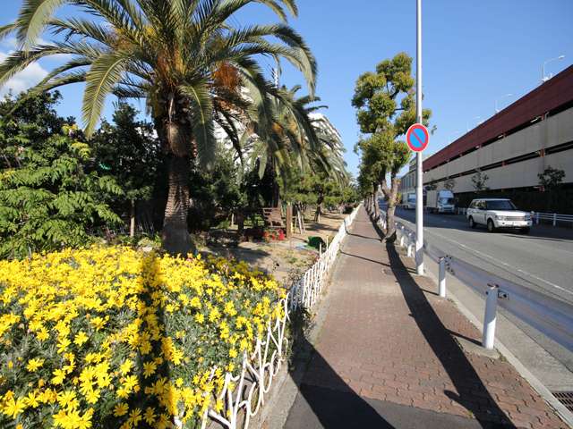 サンシャインワーク神戸前の歩道。この辺りには、住宅の他、工場が多く立ち並んでいます。