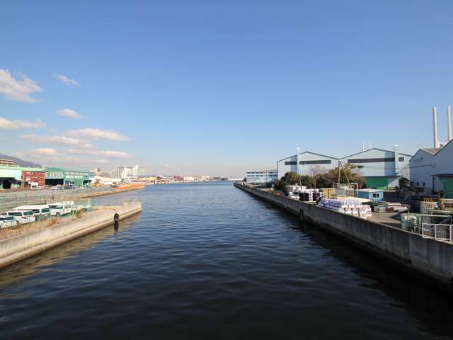 『魚崎浜町』と『魚崎南町』をつなぐ橋。人工島との間には水路が続いています。