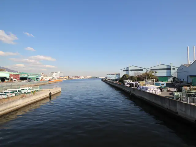 『魚崎浜町』と『魚崎南町』をつなぐ橋。人工島との間には水路が続いています。