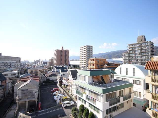 深江南町1丁目、2丁目周辺。マンションと一戸建てが混在する街。すぐ北側には国道43号線が走っています。