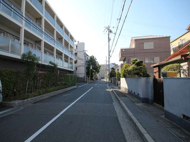 『深江南町2丁目』周辺。街中の交通量は少なく、歩行者が安心して歩けます。