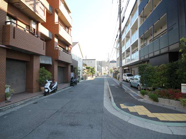 少し東へ歩くと芦屋川が流れており、川沿いはお散歩コースにもピッタリです。