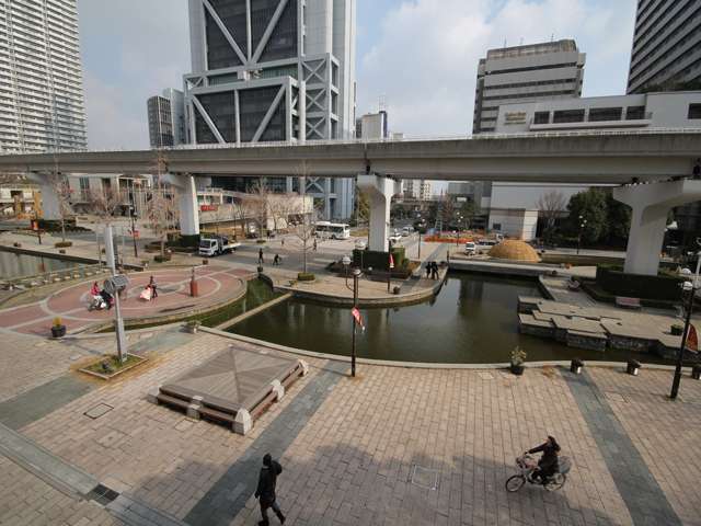 『六甲アイランド』の中心地、アイランドセンター付近。南北を六甲ライナーが走っています。