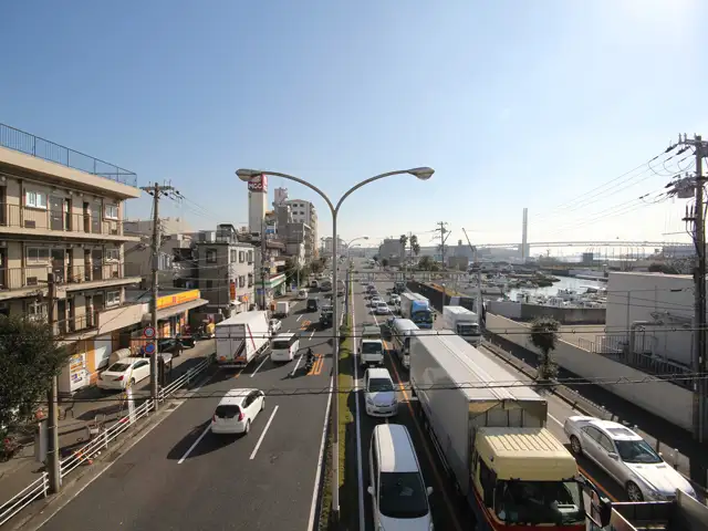 「深江浜町」を南北に走る4車線の道路。国道43号線につながるメインの通りです。