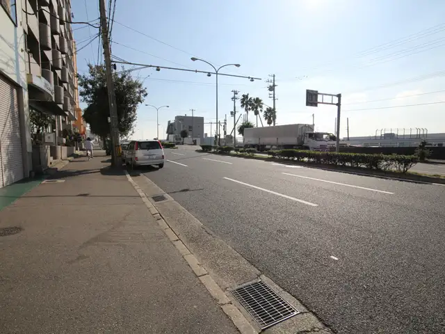 大型のトラックが多く行き来し、交通量は多めです。