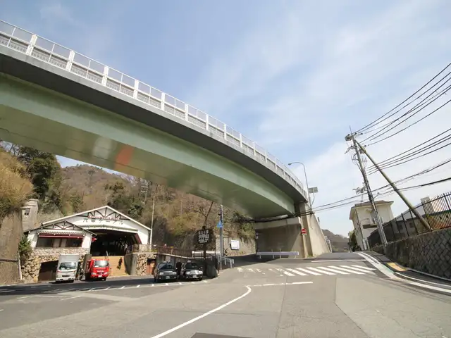 六甲ケーブルの乗り場。高架橋は六甲有料道路に続く、県道95号灘三田線です。