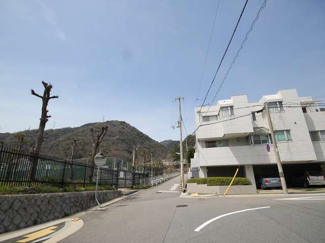 六甲山の麓、山に近いエリアです。