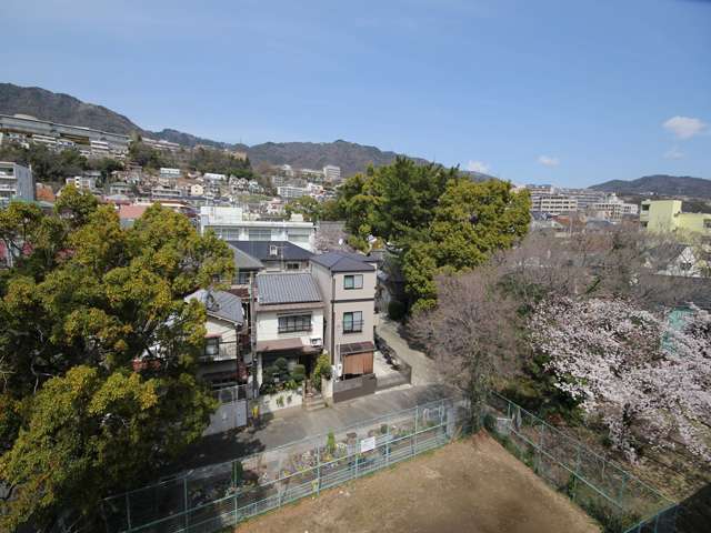 「高羽町」周辺。マンション、一戸建てなどが混在。高羽川沿いは木々が茂り、緑豊かです。