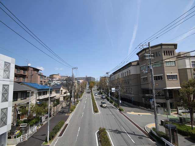 高羽の歩道橋から。「寺口町」「高羽町」周辺。マンション、ハイツ、一戸建てなどが混在しています。