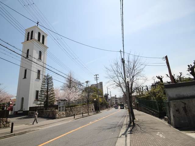 神戸大学、神戸松蔭女子大学へとつづく道。高台、南斜面地で開放感があります。