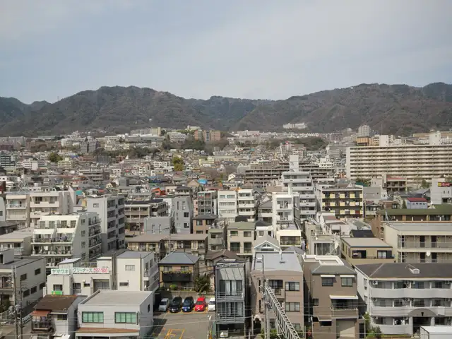 「高徳町」「楠丘町」周辺。近くを山手幹線が走り、マンションが多く立ち並ぶエリアです。