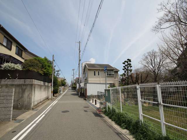 地勢は比較的ゆるやかな南斜面地で、一戸建てやハイツ、マンションなどが立ち並んでいます。