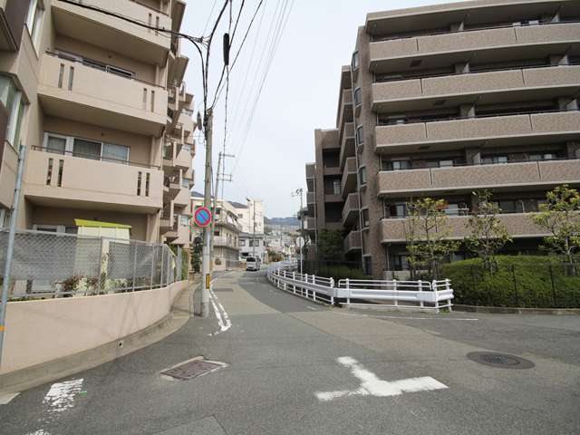 「篠原中町」周辺。すぐ近くには緑豊かな『篠原公園』があります。
