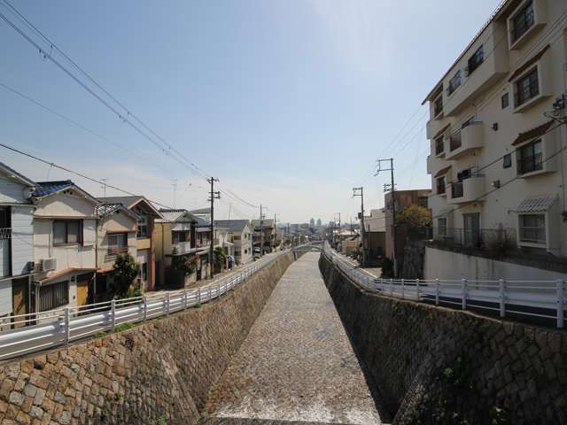 六甲川。きれいな山水が流れています。すぐ下流で杣谷川、日柳川と合流し、都賀川になります。