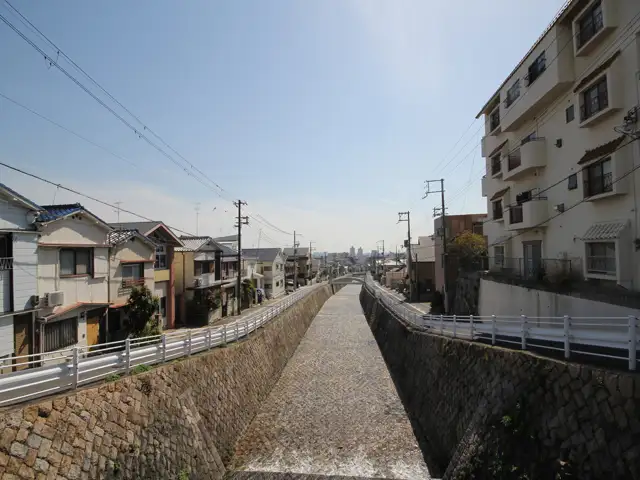 六甲川。きれいな山水が流れています。すぐ下流で杣谷川、日柳川と合流し、都賀川になります。