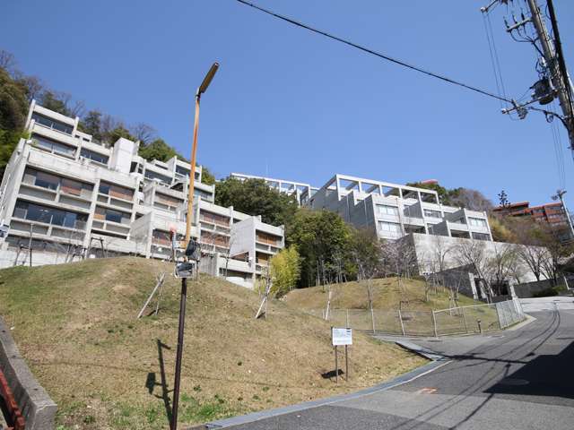 「篠原北町」周辺。急勾配の坂道が多いですが、眺めの取れるマンションが多く立ち並んでいます。(写真は安藤忠雄建築のマンション)