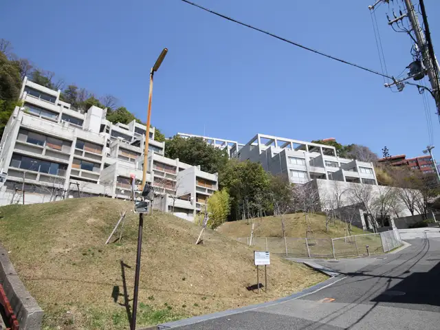「篠原北町」周辺。急勾配の坂道が多いですが、眺めの取れるマンションが多く立ち並んでいます。（写真は安藤忠雄建築のマンション）