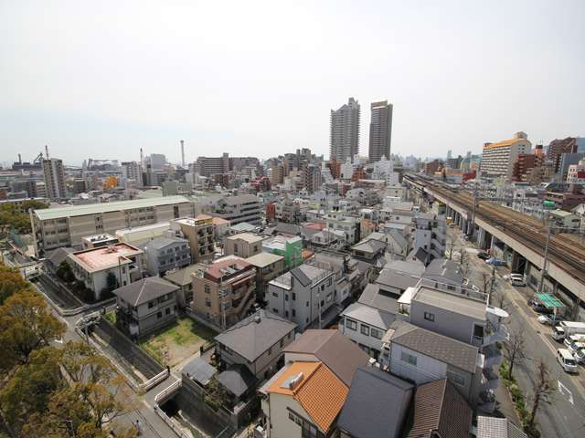 『深田町』周辺。前方に見えるJR「六甲道」駅前は賑やかで、高層住宅が立ち並んでいます。