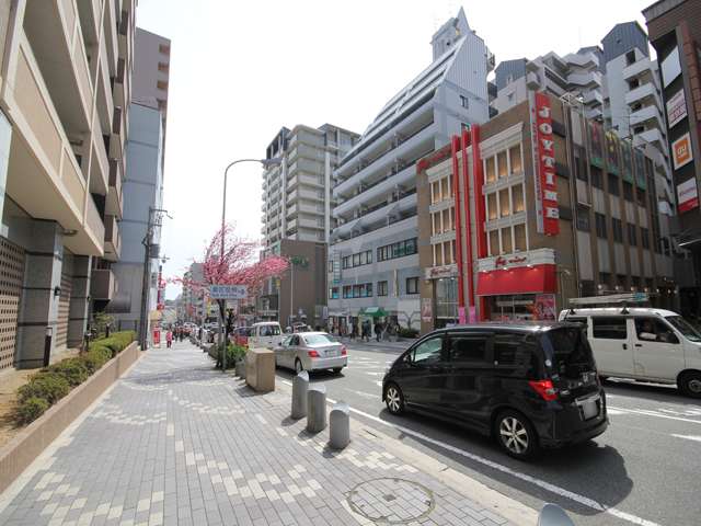 JR「六甲道」駅前の通り。商業施設が多く立ち並んでいる他、近くに区役所、図書館もあります。